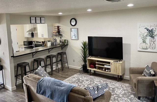 B. Newly Updated 2br Condo In Quiet Neighborhood Centralized Location w/ Hot Tub