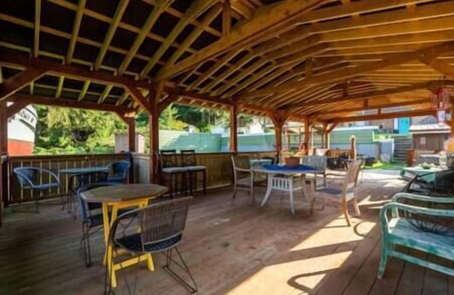 (B) Queen's Cabin Comfort (non pet friendly)
