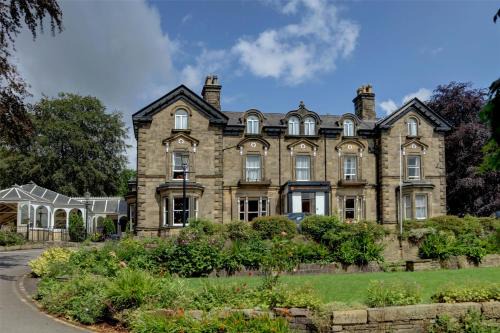 B/W Plus Buxton Lee Wood Hotel