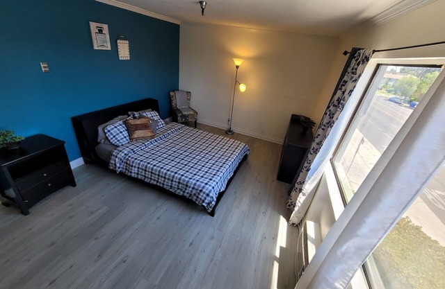 (B00) Queen Bed Hotel Style Suite