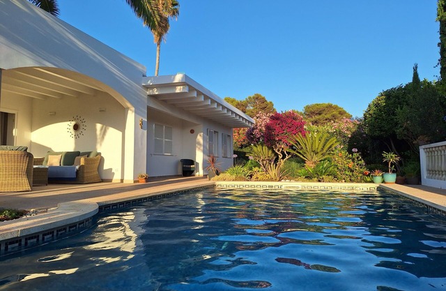 B5 - Comfortable villa with pool, sea views, a/c, close to Santo Tomas beach