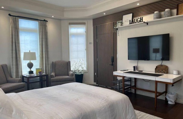 Bachelor suite with private entrance