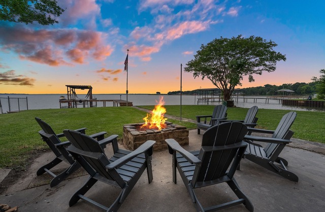 Back to school getaway @ Cedar Creek Lake! Hot tub, kayak, SUP, firepit, fishing
