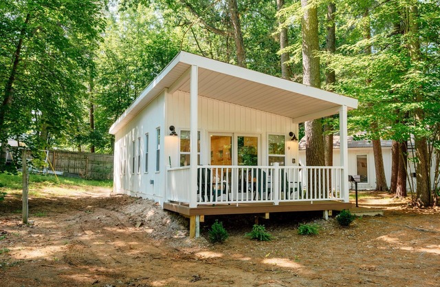 Backwoods Retreat | Abutus Lake | Pontoon Rentals