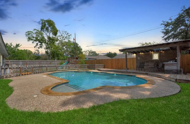 Backyard Oasis - Large Pool & Grill - in the Heart of Friendswood!