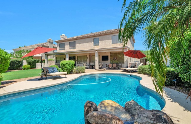 Backyard Oasis w/Private Heated Pool & TV, Pool Table, Arcade Game, Near Golf, Dining & Mayo Clinic