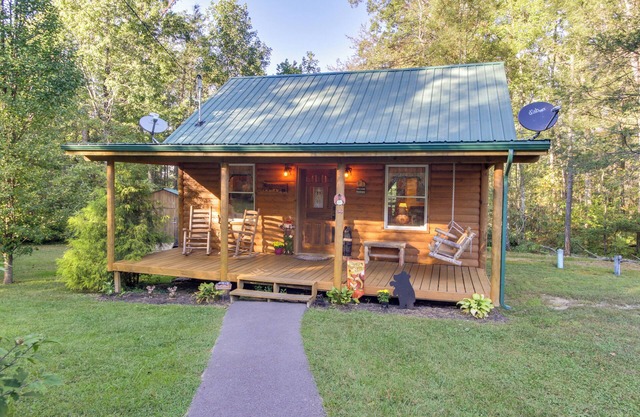 Backyard & Porch: Rural Cosby Log Cabin!