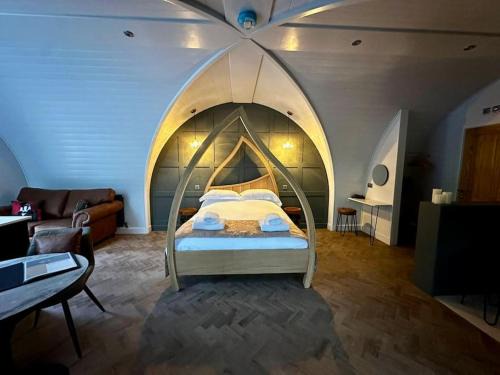 Badger at Owlet Hideaway - with Hot Tub, near York