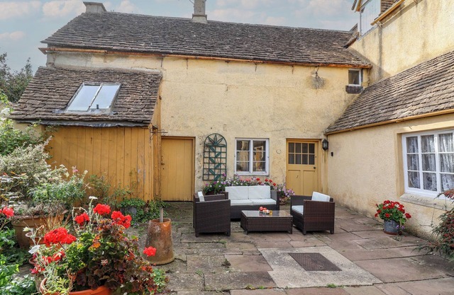 BADMINTON FARM COTTAGE, family friendly in Acton Turville
