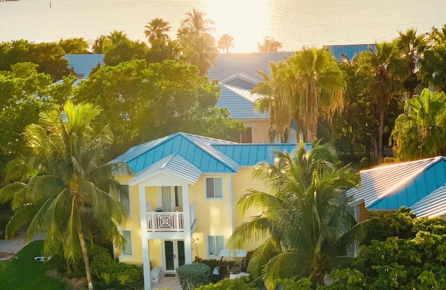 Bahamian Rhapsody: 2-Story Treehouse in Prime Location nBoat slip available 40ft