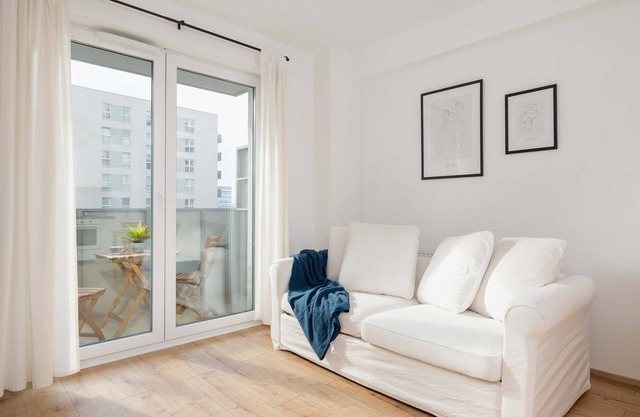 Baildona 18C | Bright Apartment | Balcony, Parking