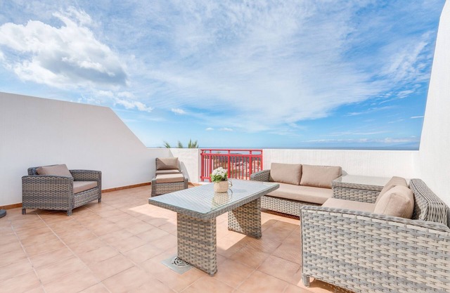 BALANDROS NEW PENTHOUSE HIGH STANDING SEA FRONT