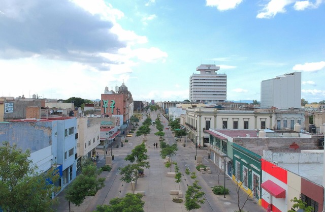 Balcony Apartment right with beautiful Paseo Alcalde right outside your door