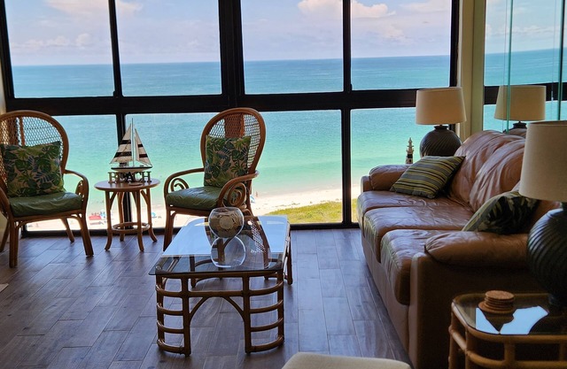 BALCONY HEATED POOL SPA GRILL OCT 18-NOV 1 DEC 7-JAN 17 FEB 28-MAR 28 DISCOUNT