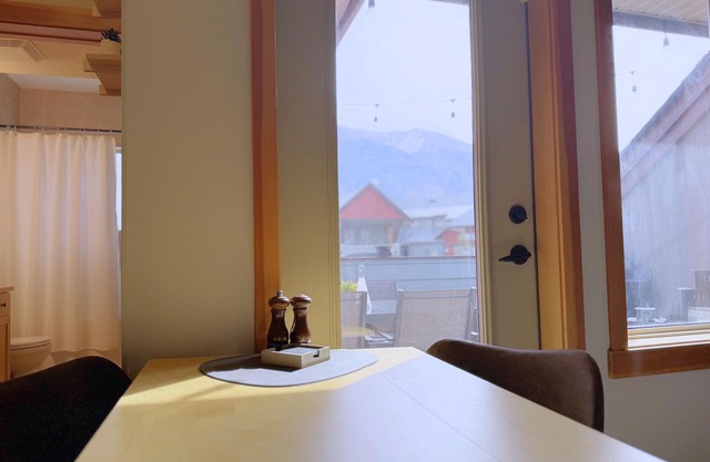 ⭐ Balcony | Top Floor | Premium Suite Mountain Retreat ⭐