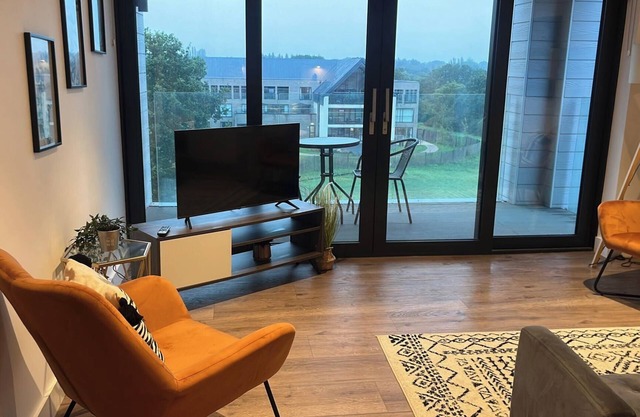 Balcony View Apartment- Sleeps 5 & Private Parking