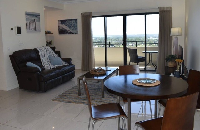 Balcony views of spectacular Darwin Harbour, short walk to beach and restaurants
