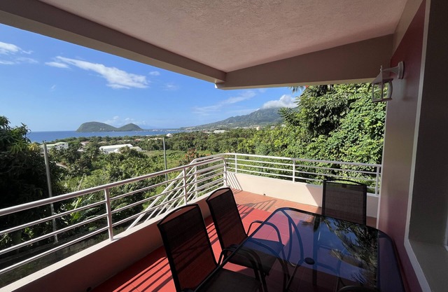 Balisier Apt 1 - Lovely 2-Bedroom Apartment with Gorgeous View and Jacuzzi Tub!