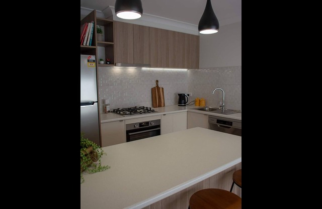 Ballarat Central 2 Bd Townhouse. 5 mins Hospitals CBD Lake Cafes. Wifi Netflix.
