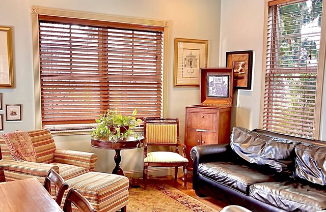 Ballard Bunkhouse 1st flr unit near Ent. dist. with Rapid EV charger, parking.