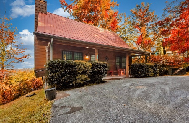 Baloo's Bungalow sleeps 7, beautiful mountain view, close to Gatlinburg strip