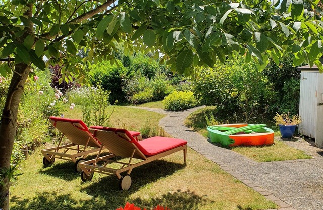 Baltic Sea flair - large, idyllic apartment near the beach with garden