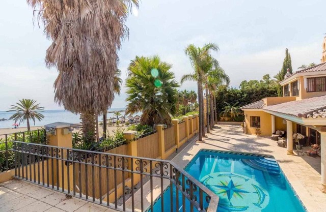 Banús Sand House Super Villa in Puerto Banús facing the sea