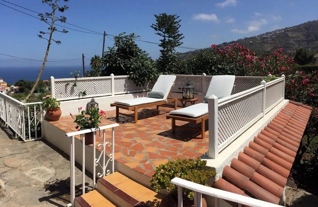 Banana House! Peaceful with Villa Volcano/Ocean View (SuperHost in Airbnb)