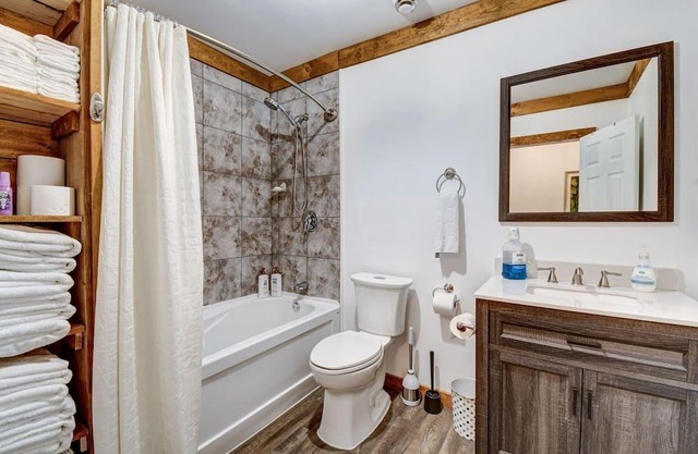 Bancroft Log Cottage , 30 Acres Forest. Spring is here! Trails minutes away