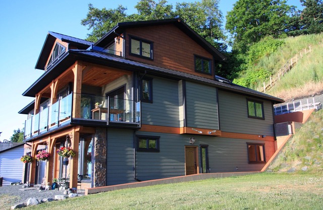 Bank on a View. Campbell River Vacation Rental with 3 Rooms (Pet Friendly).