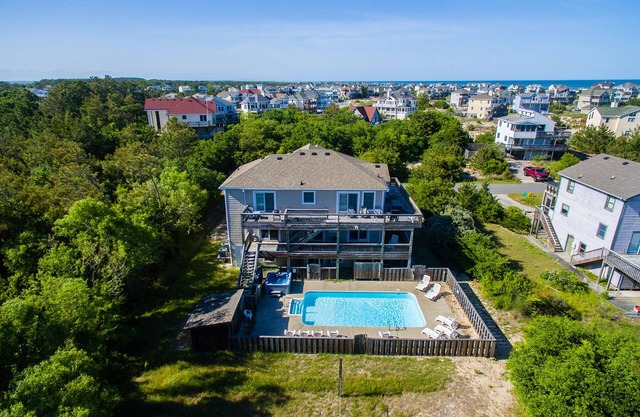 Banks Retreat: Private Pool, Hot Tub, Dog-friendly, 700 feet to Beach Access