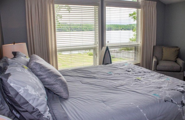Baptiste Lakehouse - Pet-Friendly Waterfront Cottage w/Great Swimming!