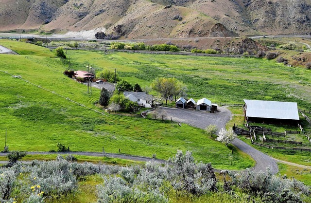 Barber Ranch Retreat. 1 mile from Snake River. Family sized home. Pet Friendly.