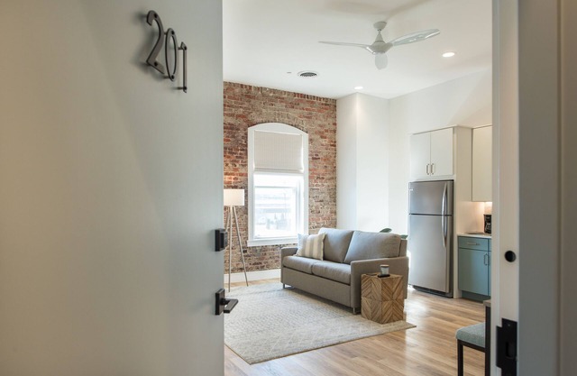 Barber Street Flats - 2 Bedroom, 2 Bathroom, full kitchen Double Loft