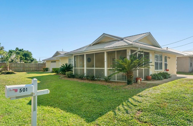 Barefoot Beach Bungalow - 2bd/2ba HOUSE Just Steps from the Beach!