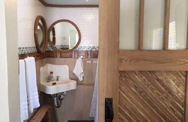 Barefoot Beach Bungalow! Walk to beach, river, intercoastal, and Flagler Ave.