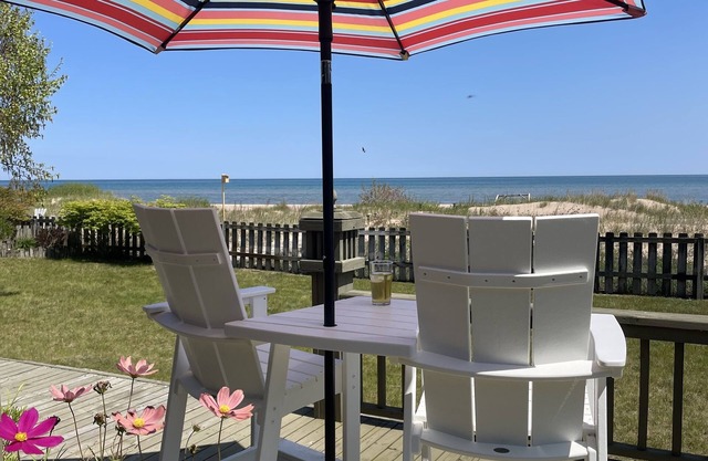 Barefoot Bungalow- Sandy beach & gorgeous views of Lake Huron!