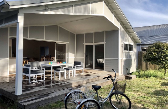 Barefoot Retreat Booker Bay walk to beach, shops, cafes, family and large groups