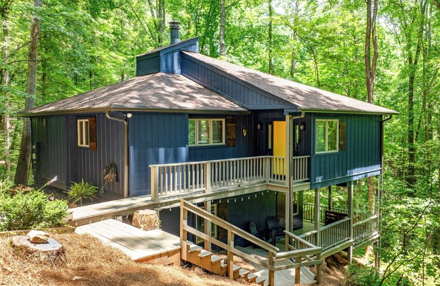 Bärenhöhle- Updated Cabin with Hot Tub, Fire Pit and more in Alpine Helen