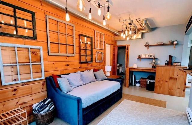 Barn BNB! Cozy designer barn - 2 miles from town & pet friendly!