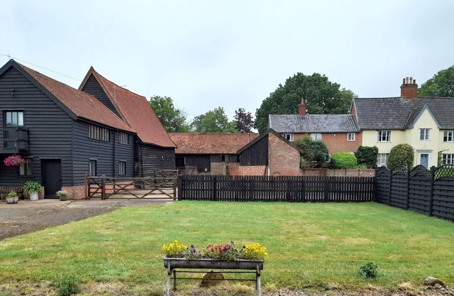 Barn conversion close to pretty market towns of Halesworth and Southwold, tennis