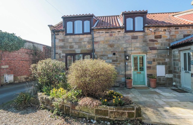 BARN COTTAGE, pet friendly, with a garden in Hinderwell