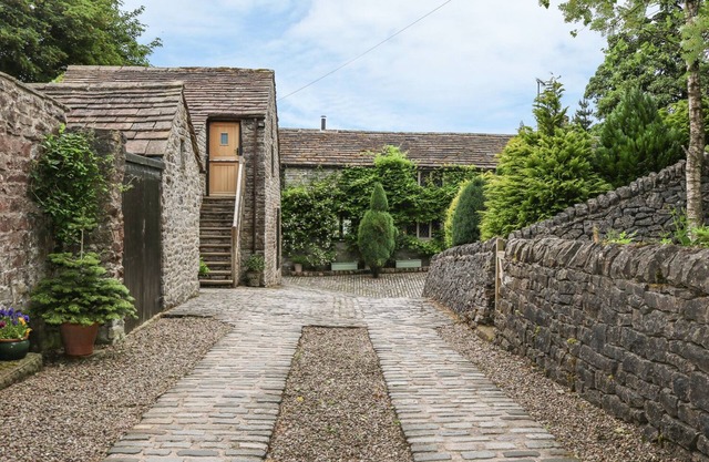 BARN COTTAGE, pet friendly, character holiday cottage in Peak Forest