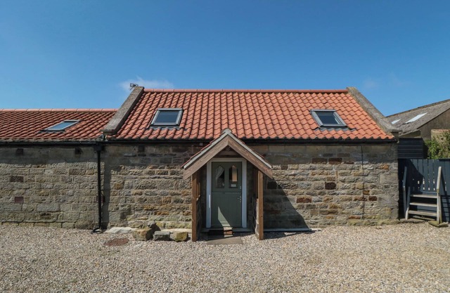 BARN COTTAGE, pet friendly, with a garden in Robin Hood’s Bay