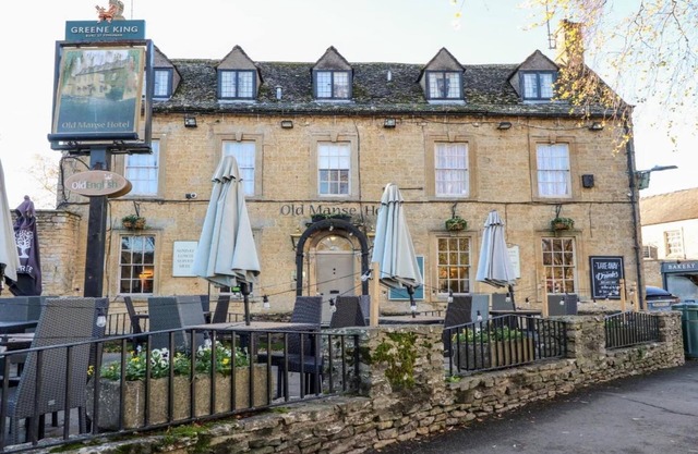 Barn in Cotswolds with Hot Tub & Scenic Views