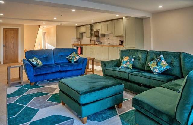 Barn in Cotswolds with Hot Tub & Scenic Trails