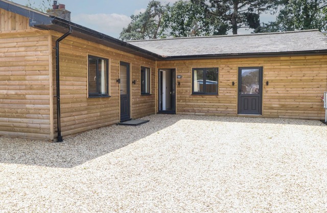 BARN OWL LODGE, country holiday cottage, with a garden in Snettisham
