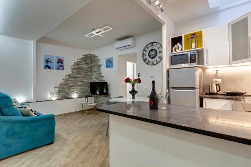 Barnaba Apartment by Mamo Florence