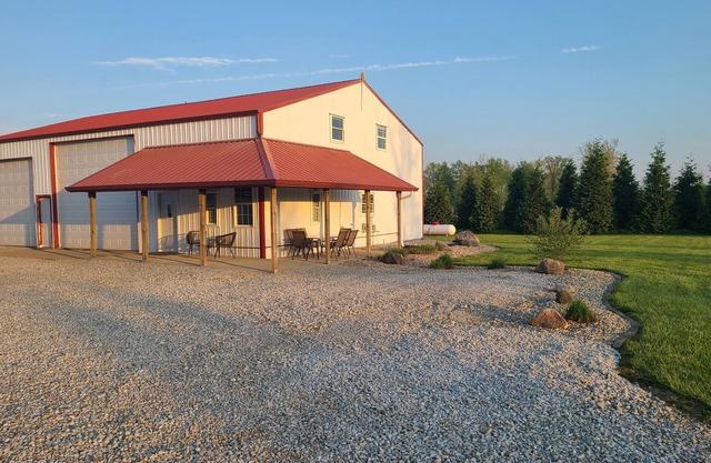 Barndominium at Grand Park, 8 minutes away!Large Outdoor Area, Very Comfortable