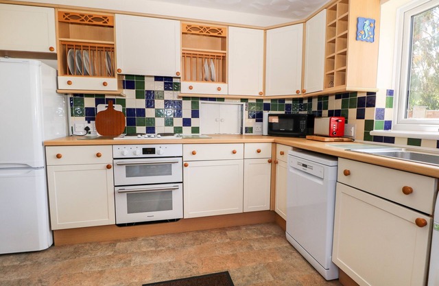 BARNGREEN, family friendly, country holiday cottage in Denmead